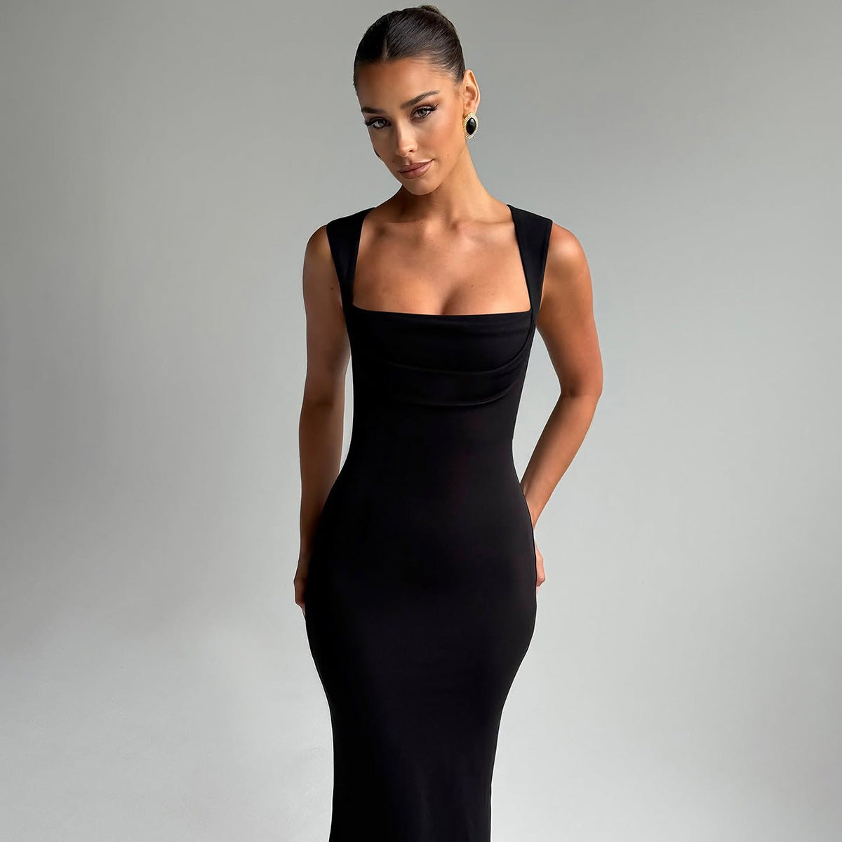 Slim Fit Sleeveless Dress – Square Collar Spring/Summer Look